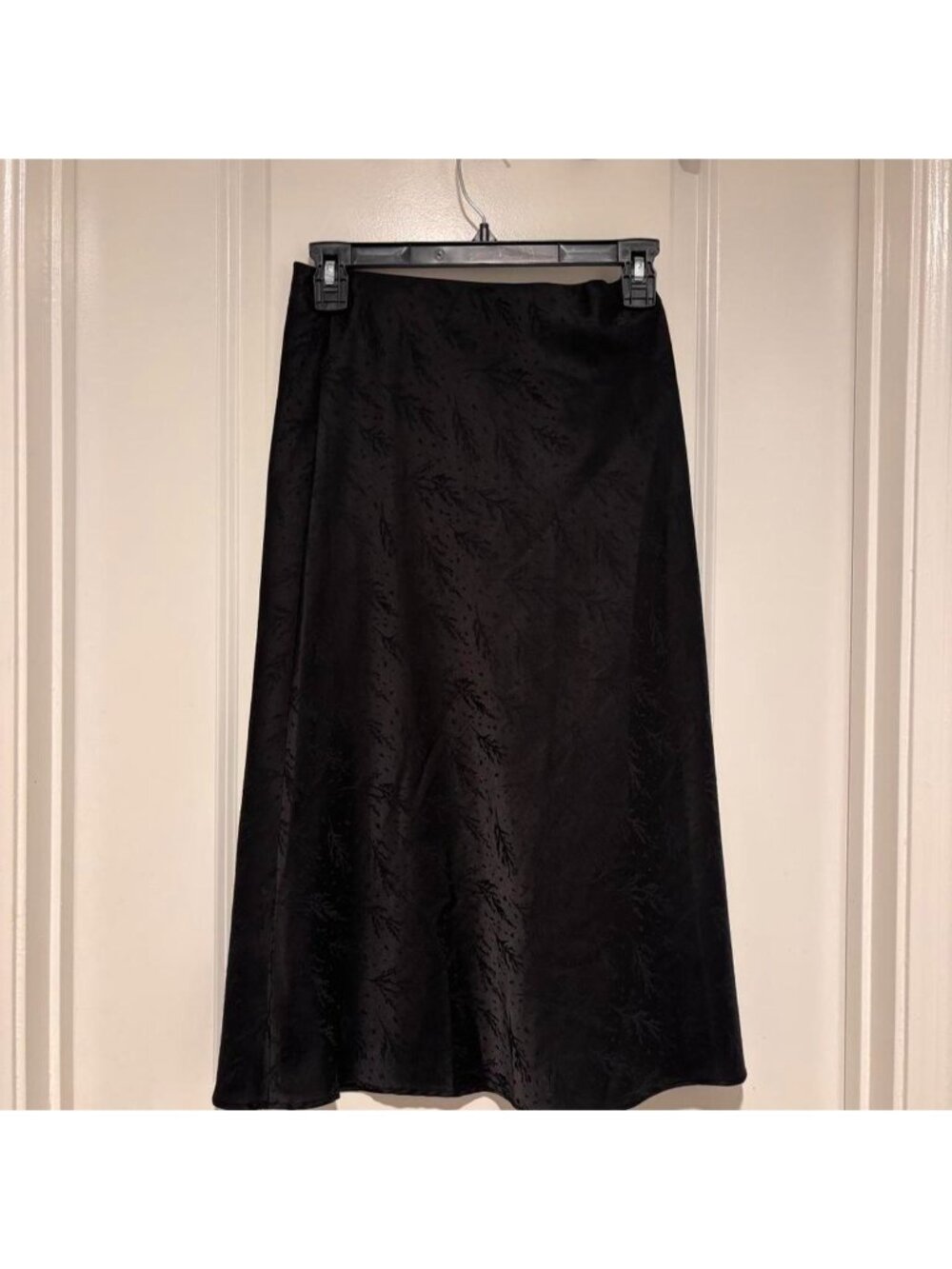 Black satin midi skirt with patternSize:...